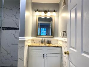 un baño con lavabo y espejo en Alina & Fanny - Philadelphia 1212 Mt Vernon St, en Filadelfia