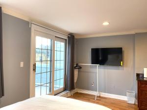 Un dormitorio con un televisor de pantalla plana en la pared. en Alina & Fanny - Philadelphia 1212 Mt Vernon St, en Filadelfia