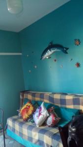 um quarto com uma cama com um golfinho na parede em Sonho Azul em Ubatuba