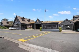 un aparcamiento vacío frente a un edificio en Olde Tudor Hotel, en Launceston