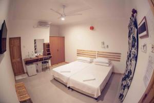 Una cama o camas en una habitación de Serene Sky Guest house