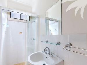 Smiths LakeにあるThe Norfolkの洗面台とシャワー付きの白いバスルーム +28枚の写真