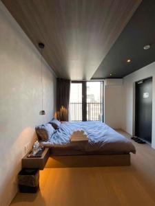 A bed or beds in a room at SPATIUM Tokyo