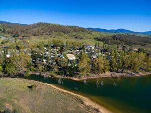 una vista aérea de una ciudad a orillas de un lago en Discovery Parks - Jindabyne, en Jindabyne