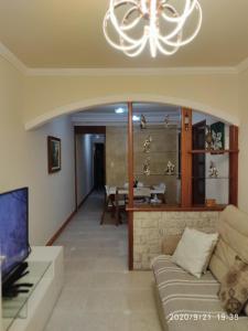 sala de estar con sofá y lámpara de araña en Mega Apartamento, en Río de Janeiro
