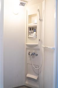 東京にあるHigashi Shinagawa Apartmentのシャワーとトイレ付きのバスルーム