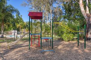 um parque infantil com um escorrega e uma estrutura de jogos em Discovery Parks - Mildura, Buronga Riverside em Buronga