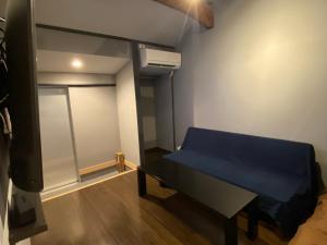 Zimmer mit einem blauen Bett und einem Fenster in der Unterkunft Family Room Okinawa in Makishimachi