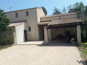 una casa con una motocicleta estacionada en un garaje en jolie villa avec piscine en Marignane