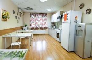 モスクワにあるАнохин хостелのキッチン(冷蔵庫、テーブル付)