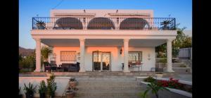 Cette maison blanche dispose d'un balcon. dans l'établissement Maison Al Riad, à Mojácar