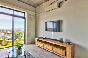 TV i/ili zabavni centar u objektu Stylish Apartment With Atlantic Ocean Views!