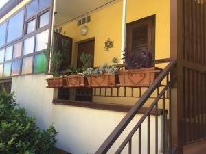 uma varanda com plantas ao lado de uma casa em Estella Mare em Letojanni