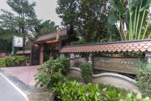 budynek z znakiem przed nim w obiekcie Ruen Ariya Resort w mieście Mae Rim