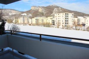 een uitzicht vanaf het balkon van een gebouw in de sneeuw bij HSH Solothurn - Junior Suite LEHN Apartment in Oensingen by HSH Hotel Serviced Home in Oensingen