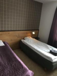 Posteľ alebo postele v izbe v ubytovaní Karlshamn Vandrarhem och Hotell
