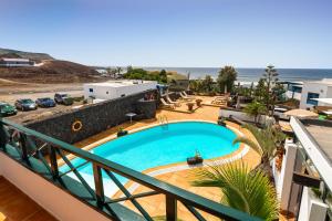 Vom Balkon eines Resorts genießen Sie Poolblick. in der Unterkunft El Hotelito Del Golfo in El Golfo