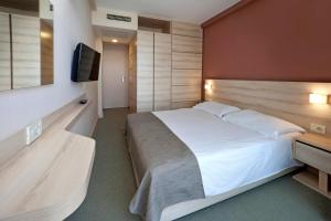 Een bed of bedden in een kamer bij Hotel Materada Plava Laguna