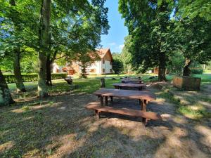 En have udenfor Baza Noclegowa na Barbarce