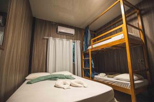 Ein Etagenbett oder Etagenbetten in einem Zimmer der Unterkunft Olaria River Hostel