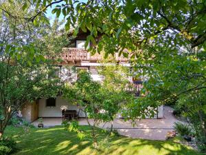 Casa con balcón y patio con árboles en Walnut House en Herdwangen-Schönach
