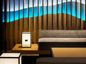 Uma área de estar em Henn na Hotel Premier Nara
