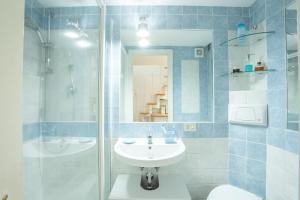 Et badeværelse på Quiet and Cozy Trastevere Hideaway + 16 billeder