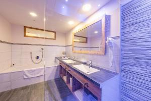 Bilik mandi di Hotel Pramstraller