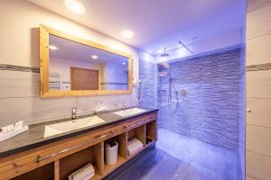 Bilik mandi di Hotel Pramstraller