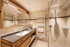 Bilik mandi di Hotel Pramstraller