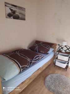 1 dormitorio con 1 cama y 1 silla en Ferienwohnung- Haus Anna, en Papenburg