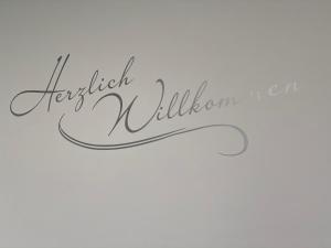 eine handgeschriebene Inschrift Wimpernoren in kurvenförmiger Schrift in der Unterkunft Ferienwohnung Jette in Westerstede