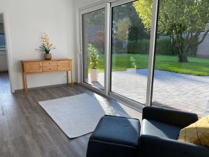 ein Wohnzimmer mit einem Sofa und einem großen Fenster in der Unterkunft Ferienwohnung Jette in Westerstede