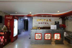 un hall d'hôtel avec un comptoir au milieu dans l'établissement OYO 1149 Avatar Hotel, à Hô-Chi-Minh-Ville