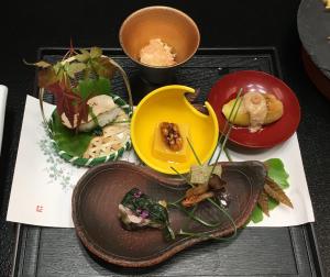 una bandeja de diferentes tipos de comida en una mesa en Omori, en Shibukawa