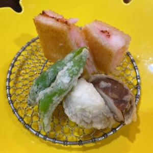 un plato de comida en un plato amarillo en Omori, en Shibukawa