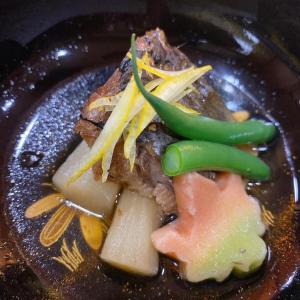 un plato negro de comida con carne y verduras en Omori, en Shibukawa