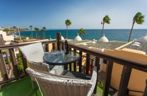 un tavolo e sedie su un balcone con vista sull'oceano di Altamar 53 balcony sea views By CanariasGetaway a Playa del Aguila