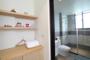 ein Bad mit einem WC und einer Glasdusche in der Unterkunft Static Stack House in Dongshan