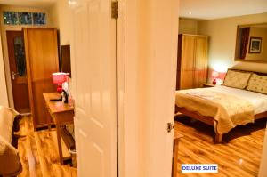 Edinburgh City Suites في إدنبرة: غرفة نوم مع سرير ومكتب مع سرير sidx sidx