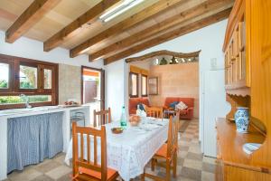 Kuchyňa alebo kuchynka v ubytovaní Owl Booking Villa Tarongers - Stay For Couples