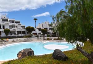 Bazén v ubytování VULCANO APARTMENT LANZAROTE nebo v jeho okolí