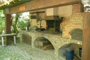 un gran horno de piedra en una cocina al aire libre. en Cave atelier dans ancien domaine viticole, en Moux