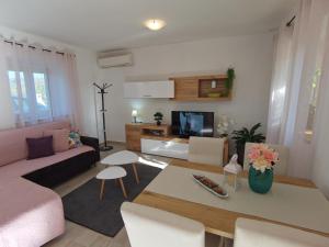 a living room with a couch and a table at Jasmina Apartment in Hum