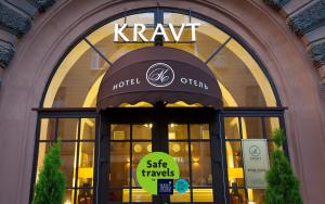 una tienda krux frente con un cartel sobre la puerta en Kravt Sadovaya Hotel, en San Petersburgo