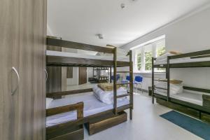 pokój z 3 łóżkami piętrowymi w domu w obiekcie Centrum Żeglarskie w Szczecinie