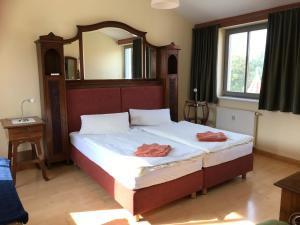 a bedroom with a large bed with a large mirror at Ferienwohnungen am Schloss in Lutherstadt Wittenberg