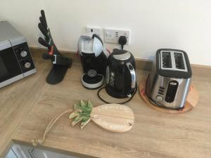 Elmdon Lodge في برمنغهام: طاولة مطبخ مع آلة صنع القهوة ومحمصة