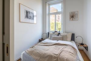 a bedroom with a bed and a window at Goger Apartman in Sopron