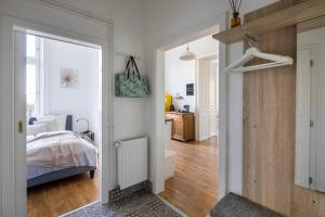 A bed or beds in a room at Goger Apartman